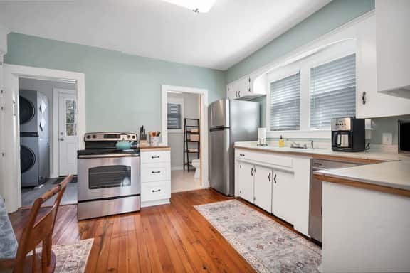 Downtown Mystic Family Retreat | Pet Friendly