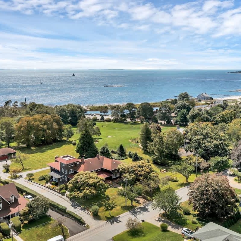 Magnificent Ferncrest - Towering Home on the Coast